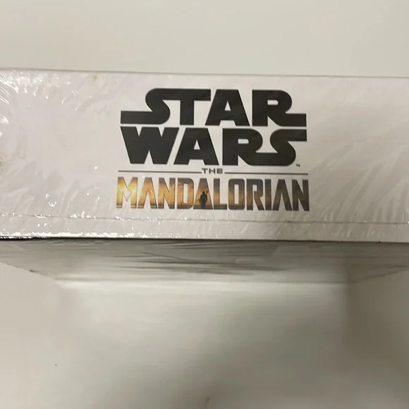 Disney Star Wars THE MANDALORIAN Collectors Box Set with 5 Gifts. New in Box - Picture 6 of 8